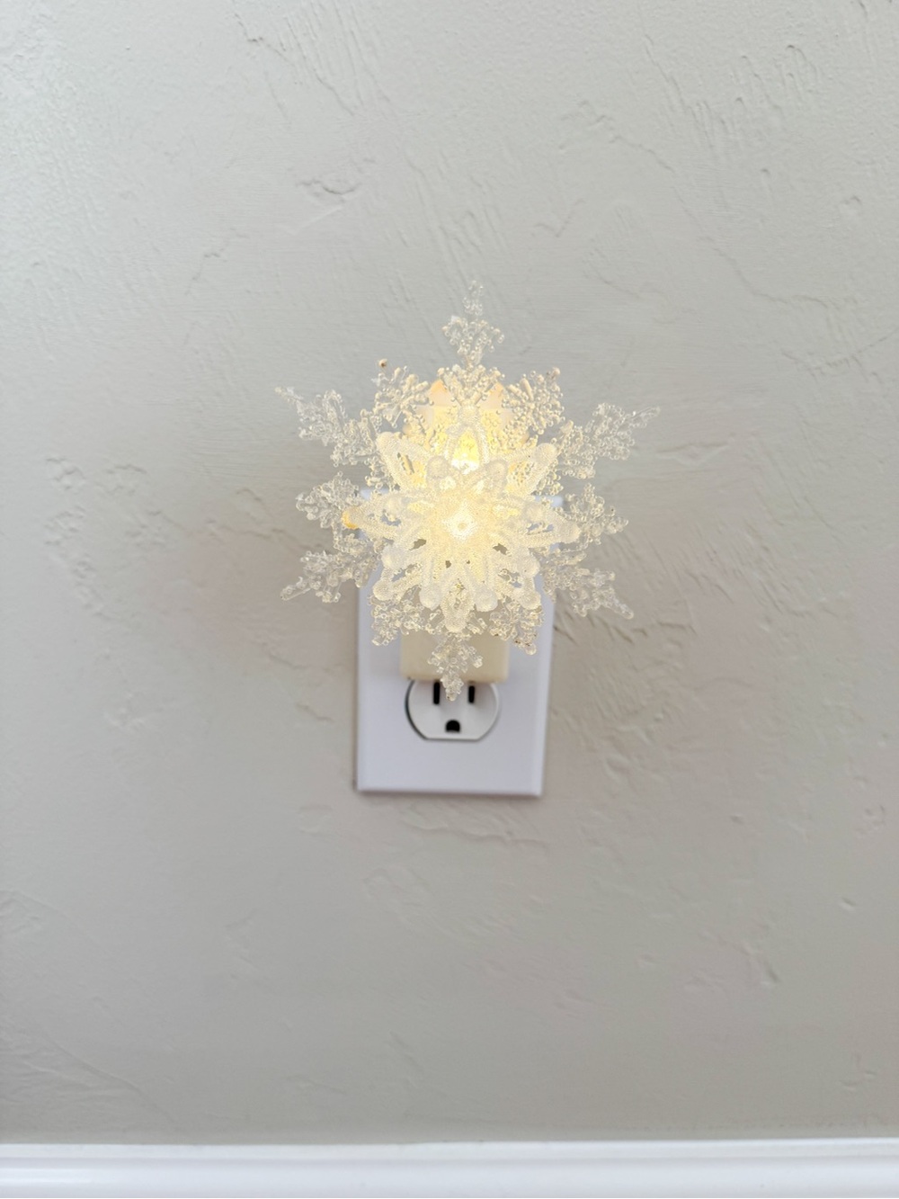 Bath & Body Crystal Snowflake Plug-In Light Up Wallflower - White Holiday Accent